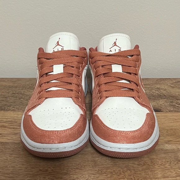 Jordan 1s | Womans - Picture 1 of 6